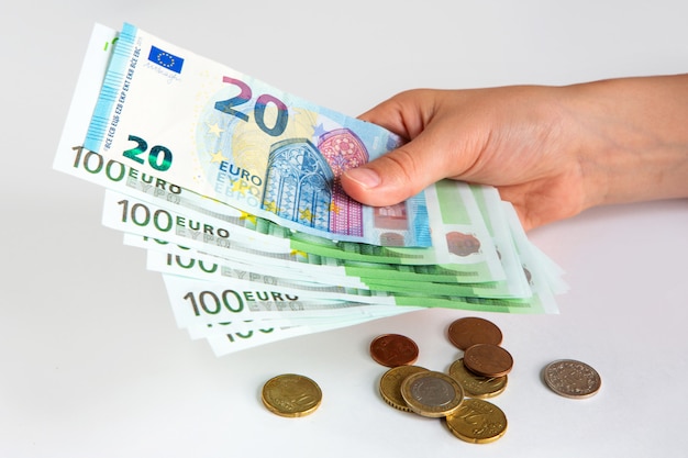 Billets en euros à la main. 20 et 100 euros