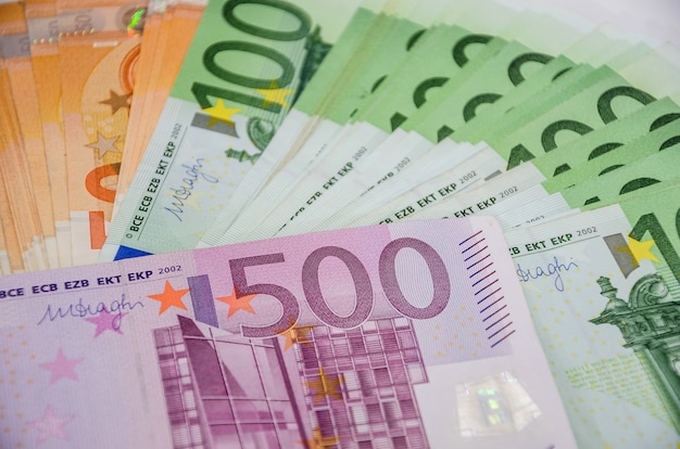 billets en euros sur la table