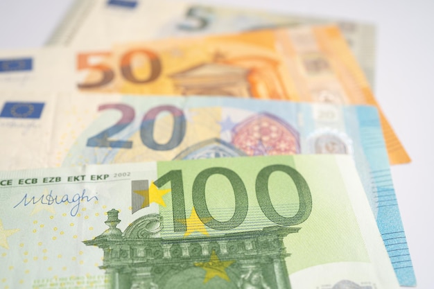 Billets en euros sur tableur papier compte bancaire investissement recherche analytique données économie commerce concept d'entreprise