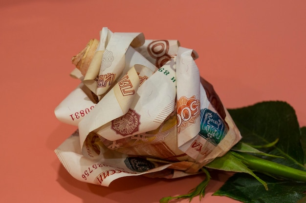 Billets de fleurs en origami la rose est composée de 5000 billets de banque russes. les fleurs préférées du concept sont de l'argent