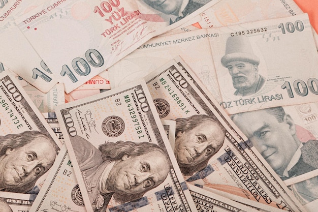 Billets en lires turques et dollars américains