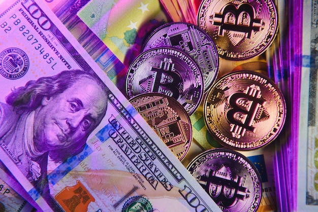 Billets et pièces en euros Billets en dollars avec bitcoin Photo de haute qualité