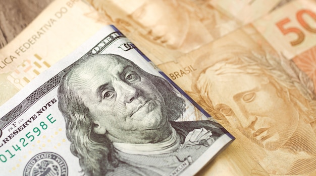 billets réels brésiliens et billets en dollars américains pour le concept de marché des changes