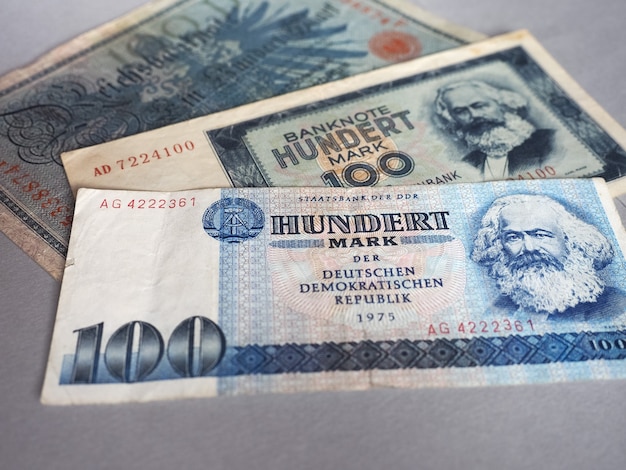 Billets retirés vintage de la DDR et de l'Empire allemand