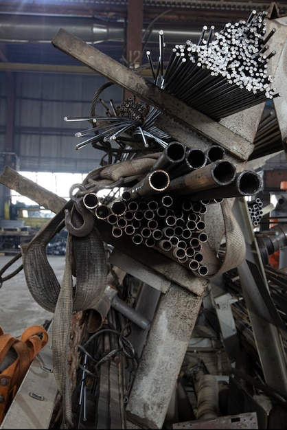 Billettes de tuyaux métalliques dans l'atelier d'une usine de métallurgie