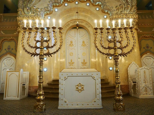 Bima une élévation généralement au centre de la synagogue où il y a une table spéciale pour la lecture publique du rouleau de la Torah et du livre des prophètes haftoriens pendant le culte dans la synagogue