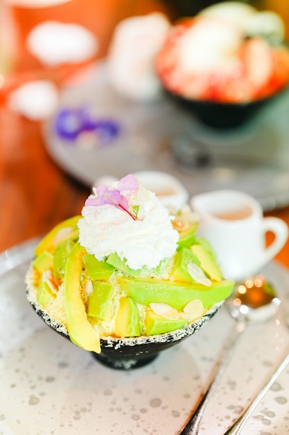 Photo le bingsu, ou glace rasée avec avocado, est un dessert délicieux et rafraîchissant