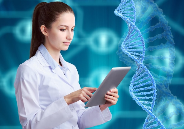 Biologie moléculaire, génétique et concept médical. Une femme médecin asiatique,