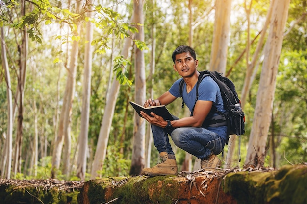 Biologiste ou botaniste enregistrant des informations sur les plantes tropicales en forêt