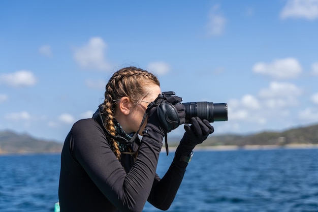 Biologiste marin concentré parlant de photos dans la mer