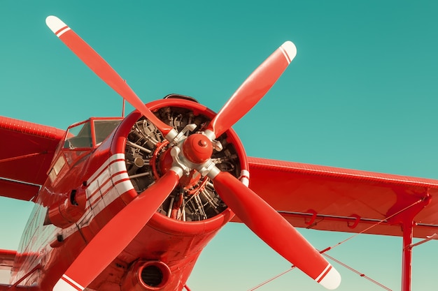 Photo biplan rouge sur fond de ciel