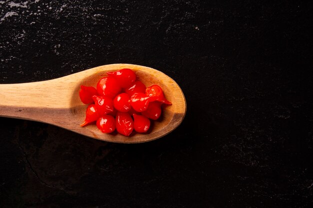 Biquinho Pepper dans une cuillère. Capsicum Chinense sur table.