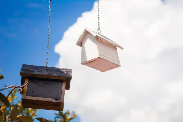 Birdhouse sur fond de ciel. Concept de fond.