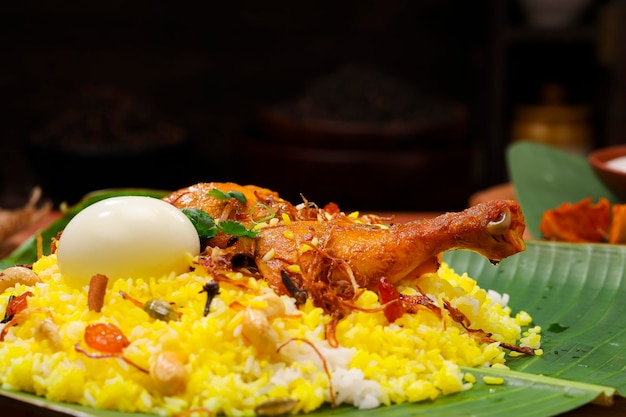 Biriyani au poulet du Kerala à base de riz jeera et disposé dans une vaisselle en terre noire