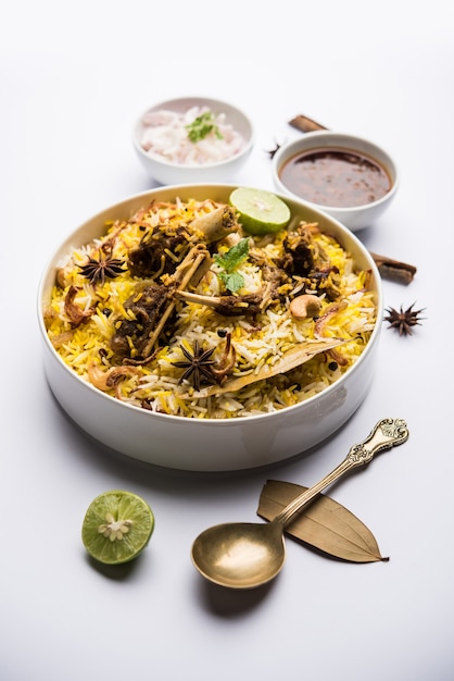 Biriyani de mouton ou d'agneau avec riz basmati, servi dans un bol sur fond de mauvaise humeur