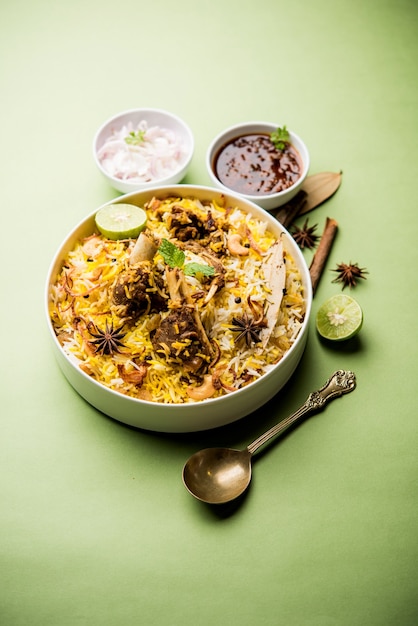 Biriyani de mouton ou d'agneau avec riz basmati, servi dans un bol sur fond de mauvaise humeur