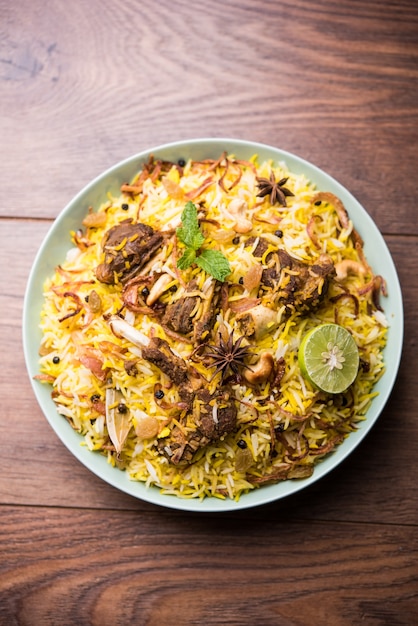 Biriyani de mouton ou d'agneau avec riz basmati, servi dans un bol sur fond de mauvaise humeur