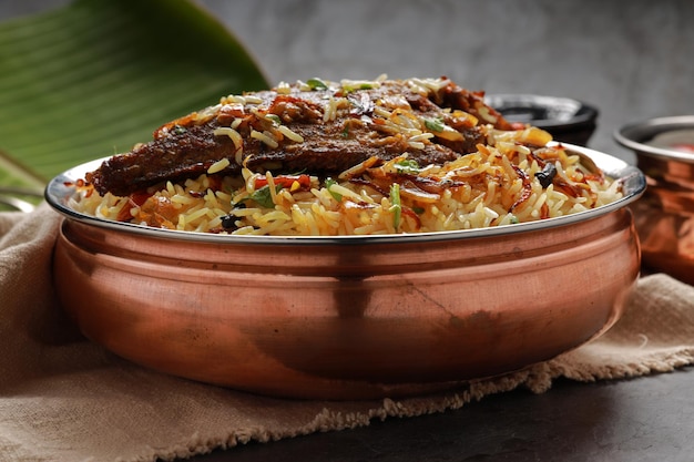 Biriyani de poisson de style indien du sud biriyani de poisson disposés traditionnellement dans un récipient en laiton