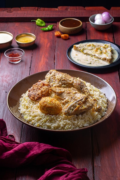 Biriyani de poulet sur un fond en bois coloré de la vue latérale