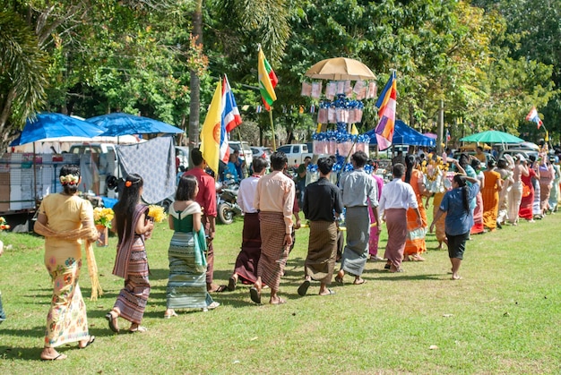 Les Birmans s'habillent en costumes nationaux pour participer au festival de Kathin.