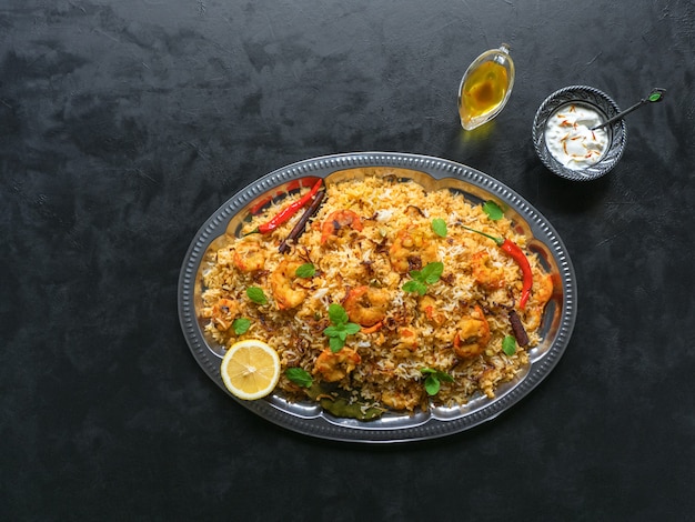 Biryani aux crevettes. Savoureuses et délicieuses crevettes biryani, vue de dessus.