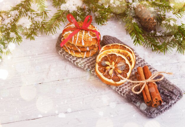 Biscoits, orange, bâtons de cannelle sur le gant. concept de Noël en bois