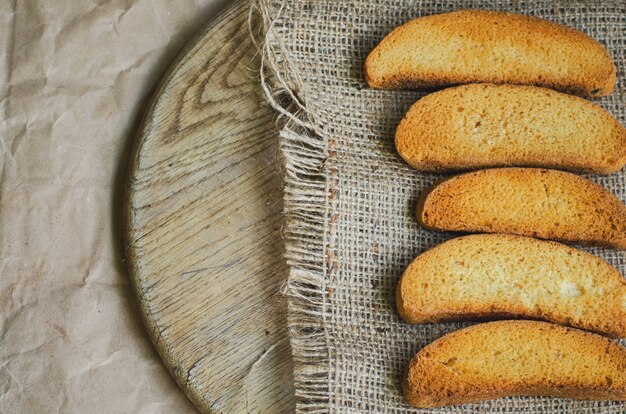 Biscotte pain blanc sur toile et papier vintage d&#39;emballage