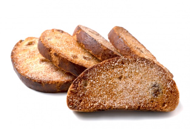 Biscottes aux raisins secs isolés sur fond blanc