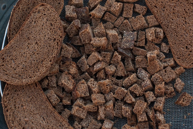 Biscottes de pain brun maison. Tranches de pain de seigle.