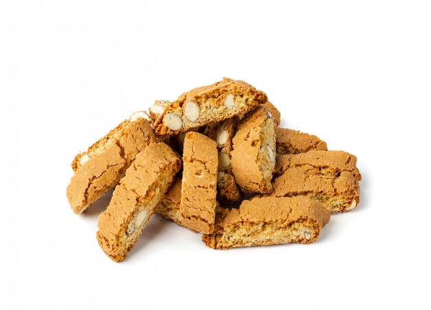 Biscotti di prato émietté isolé sur fond blanc. Biscuits aux noix cantuccini italiens traditionnels. Sablé cantucci maison aux amandes