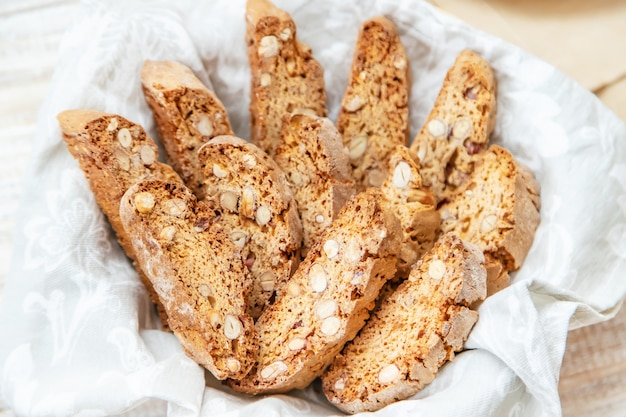 Biscotti Sur Un Fond Clair. Petit Déjeuner Savoureux. Mise Au Point Sélective.