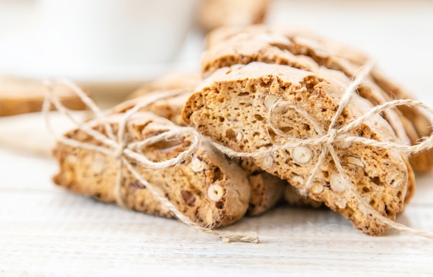 Biscotti sur un fond clair. Petit déjeuner savoureux. Mise au point sélective.