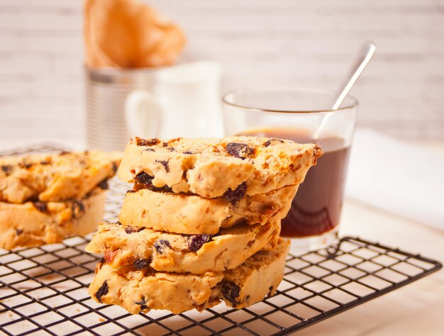 Biscotti italien sur la grille de cuisson et verre de café en surface