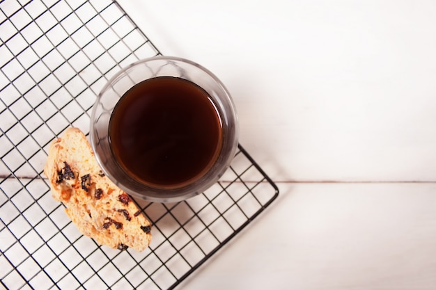 Biscotti italien sur la grille de cuisson et verre de café. Vue de dessus.