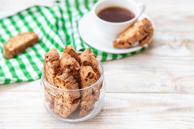 Biscotti sur la table pour le thé Mise au point sélective