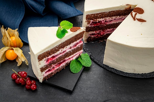 Biscuit au chocolat avec cerises et crème blanche Schwarzwald