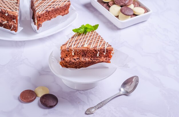 Biscuit au chocolat avec glaçage sur une plaque blanche