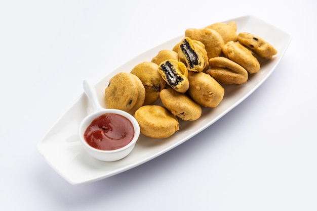 Biscuit au chocolat pakora pakodas ou beignets snacking indien créatif à l'heure du thé