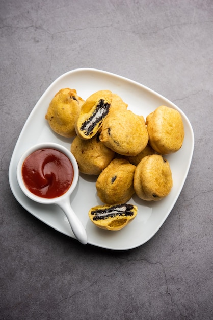 Photo biscuit au chocolat pakora pakodas ou fritters collation indienne créative à l'heure du thé