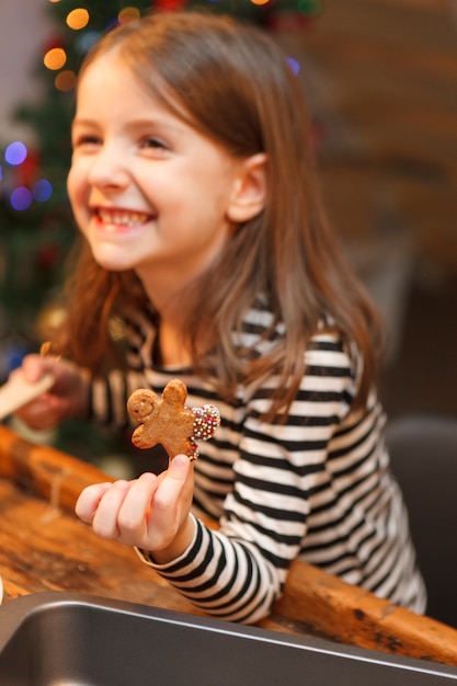 Biscuit au four frais sur la main d'un enfant