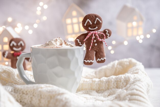 Biscuit au pain d'épice avec un chocolat chaud pour les vacances de Noël