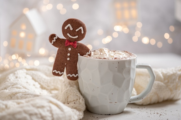 Biscuit au pain d'épice avec un chocolat chaud pour les vacances de Noël