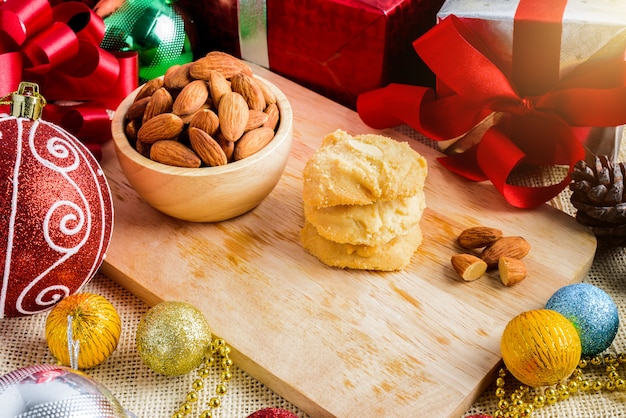 Biscuit aux amandes et décoration de fête, Noël et nouvel an sur table