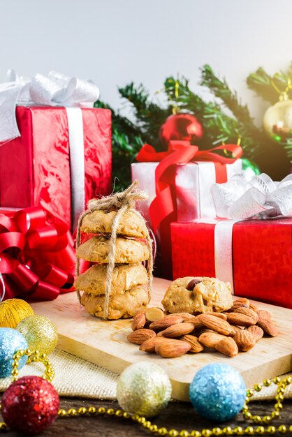 Biscuit aux amandes et décoration de fête, Noël et nouvel an sur table