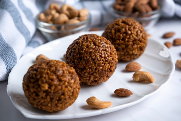 Biscuit aux boules de noix de barre énergétique sur plaque blanche avec amande et noix de cajou Recette de biscuit maison simple avec des noix pleines de protéines et de graisses Régime cétogène ou dessert régime paléo