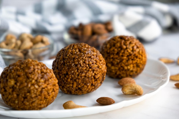 Biscuit aux boules de noix de barre énergétique sur plaque blanche avec amandes et noix de cajou