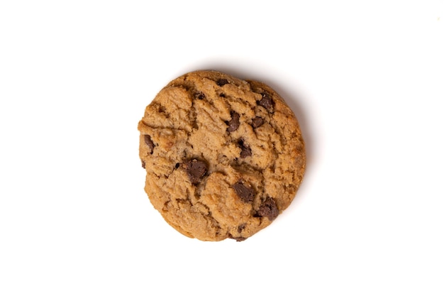 Biscuit aux gouttes de chocolat isolé sur fond blanc