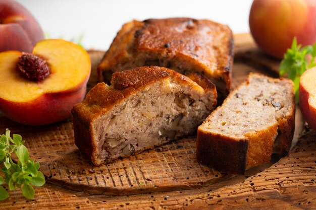 Biscuit aux pêches sur une assiette en bois.