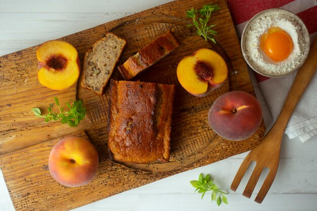 Biscuit aux pêches sur une assiette en bois.