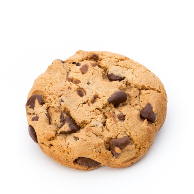 Biscuit aux pépites de chocolat sur blanc isolé.